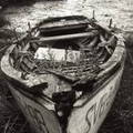 Barca de madera abandonada en ria de Oyambre