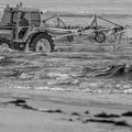 Tractor recogiendo algas de la playa