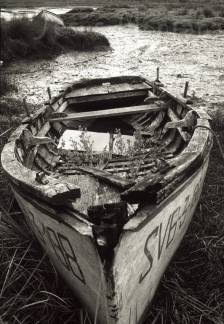 Barca de madera abandonada en ria de Oyambre