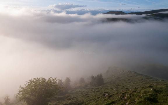 Niebla y sol en la montaña