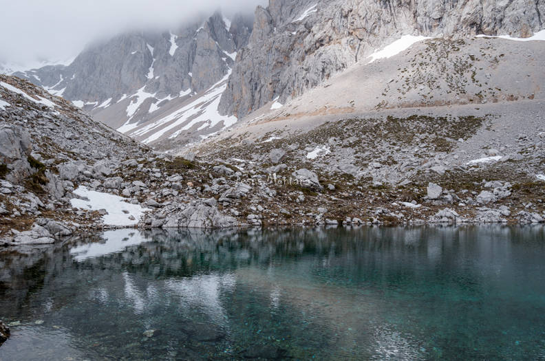 lago de desnieve en Picos de Europa,Fuente De.jpg